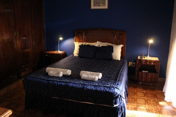 Ross Char Hotel (Fernando de la Mora)